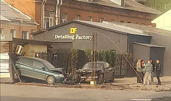 Нетрезвый водитель BMW влетел в автостоянку и снес торговый киоск на улице Советской в Туле
