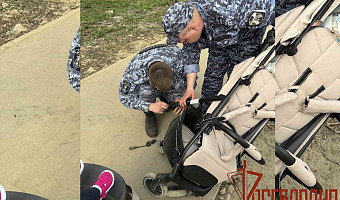 Тульские росгвардейцы помошли женщине починить колесо детской коляски