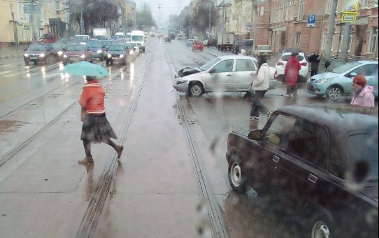 Массовое ДТП на перекрестке улиц Октябрьской и Арсенальной в Туле вызвало задержку в движении трамваев