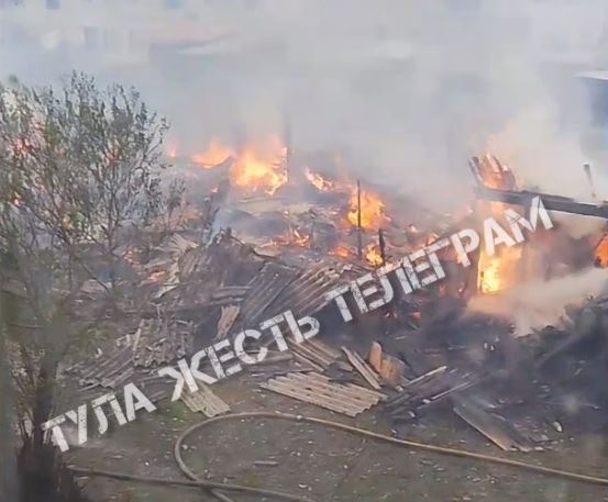 В Щекине загорелись сараи на улице Строителей