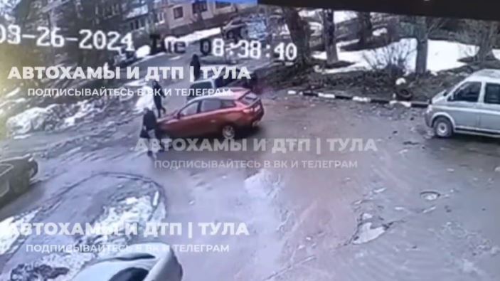 На камеру наблюдения попало видео, как машина переехала пешехода в Туле