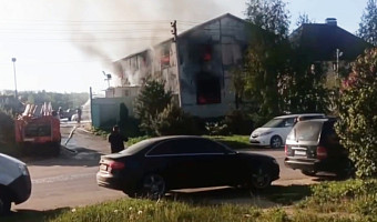 Пять машин сгорели при пожаре в одном из гаражей в Ефремове