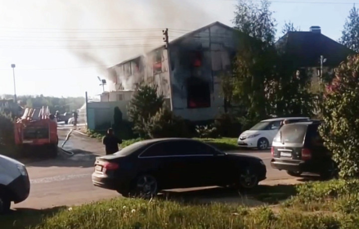 Пять машин сгорели при пожаре в одном из гаражей в Ефремове