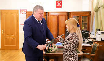 Глава администрации Тулы Илья Беспалов передал Почетное письмо семье бойца СВО