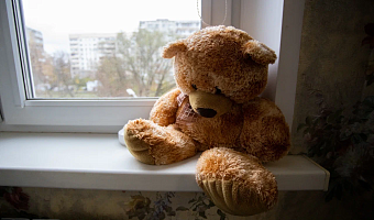 В Плавске двухлетняя девочка выпала из окна четвертого этажа на улице Орлова
