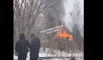 На улице Скуратовской в Туле загорелся частный дом