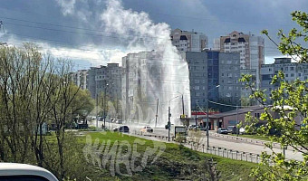 В Пролетарском районе Тулы из прорвавшейся трубы забил водяной гейзер