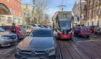 На двух улицах Тулы образовалась задержка трамваев из-за оставленных на путях машинах