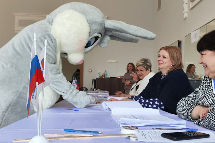 Блины, заяц, коты, гармонь и танцы: как проходят выборы в Тульской области