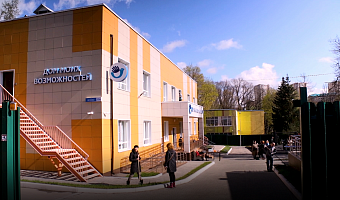 Депутаты областной Думы вышли на субботник вместе с сотрудниками тренировочного центра «Дом моих возможностей»