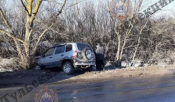 В Ленинском районе Тулы автомобиль Chevrolet Niva съехал в кювет и врезался в дерево