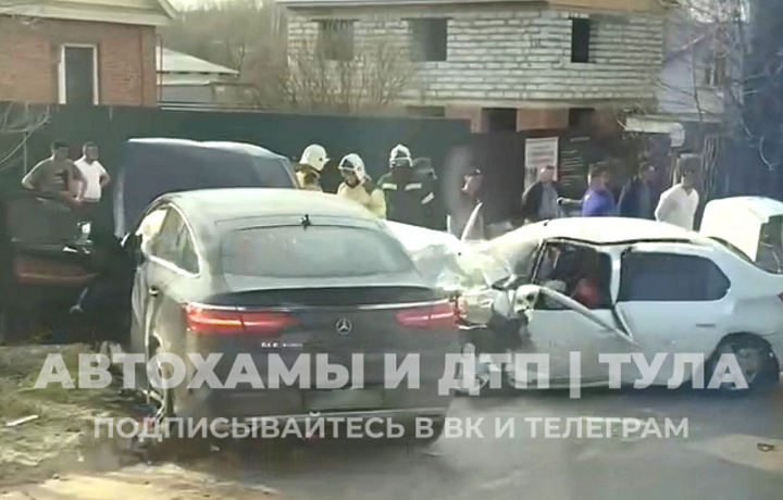 Водитель и пассажир автомобиля Renault попали в больницу после ДТП под Тулой