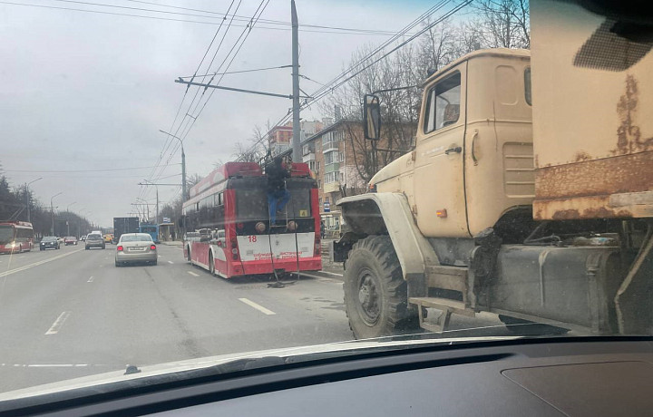 Из-за сломавшегося троллейбуса на проспекте Ленина в Туле собирается пробка