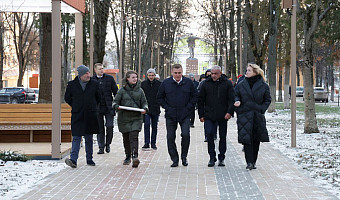 Губернатор Алексей Дюмин осмотрел благоустроенный сквер в центре Ясногорска