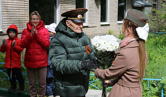 В Туле 9 мая состоялась акция «Парад у дома ветерана»