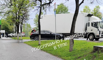 Иномарка «залезла» под фургон большегруза на Октябрьской улице в Туле