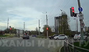 Туляк на легковом авто, пролетевший на «красный», чуть не сбил пешеходов и самокатчика на улице Кирова