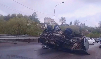 На мосту в Алексине грузовик опрокинулся на бок после ДТП