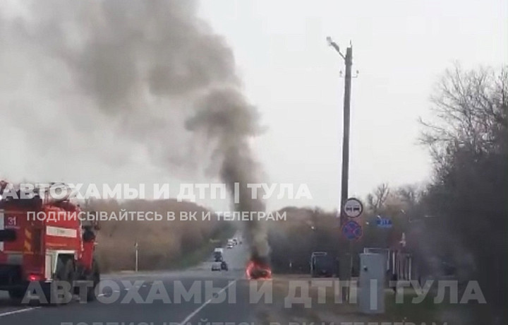 Автомобиль загорелся на трассе М-2 "Крым" под Тулой
