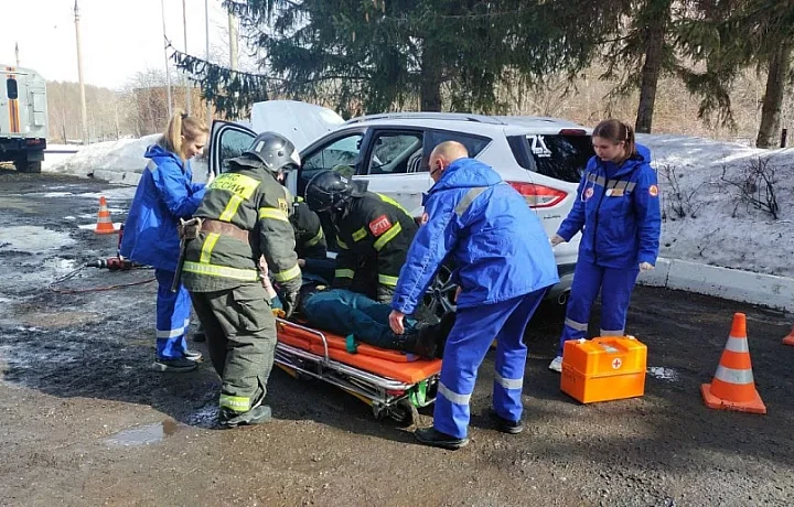 Спасатели, фельдшеры и сотрудники Госавтоинспекции провели учения в Веневском районе