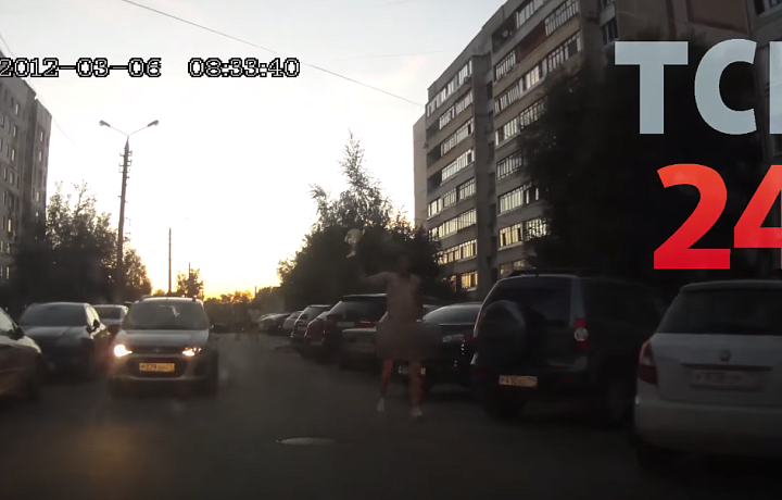 На видео: Неизвестный голый «чемпион» пробежался по улицам Тулы с кубком в руках. 18+