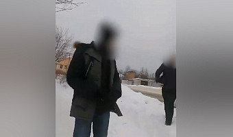 Появилось видео задержания 17-летнего подростка, напавшего с ножом на друга в Суворове