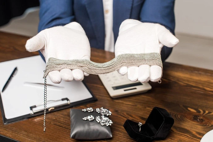 Ясногорец украл у пенсионерки из квартиры золотые украшения