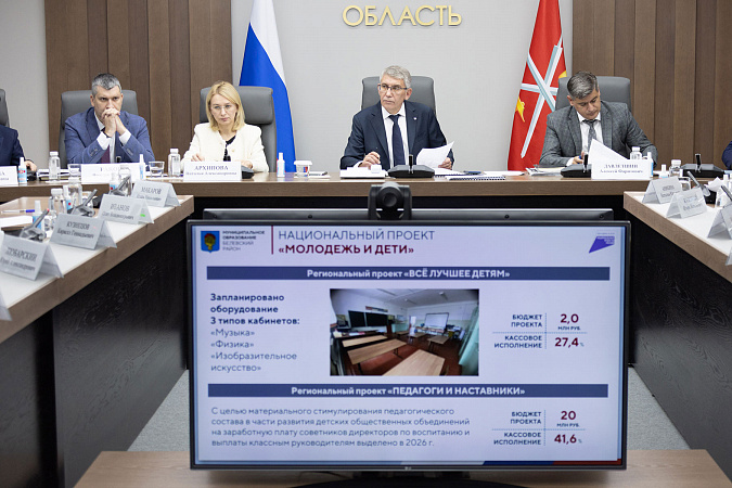 Дмитрий Миляев поручил обеспечить мебелью ремонтируемую школу в Белевском районе