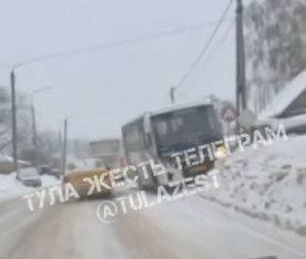 В Тульской области автобус улетел в сугроб