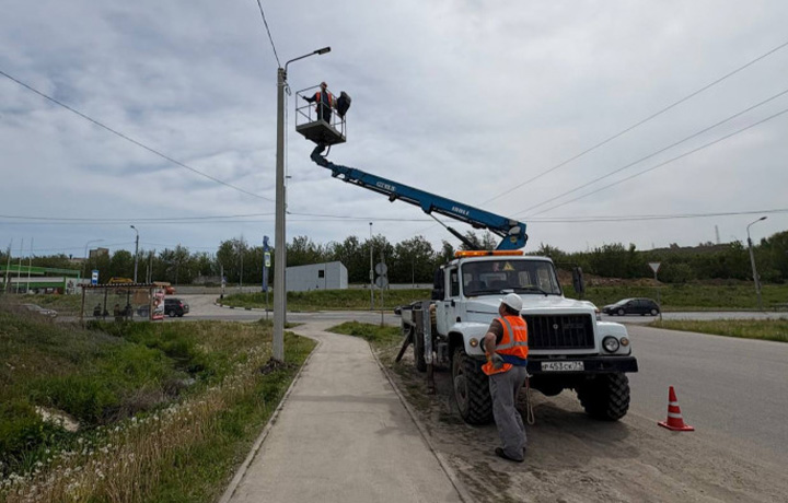 В Туле монтируют освещение вдоль дороги к новому ЖК на Самоварной