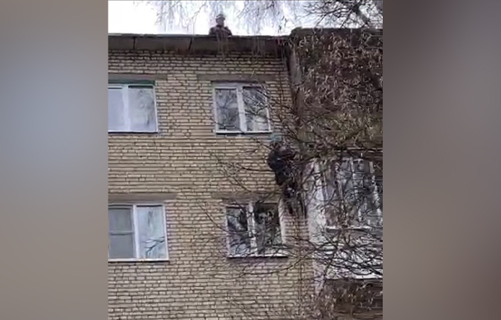 Сотрудники поисково-спасательной службы Тульской области пришли на помощь ребенку, закрывшемуся в квартире