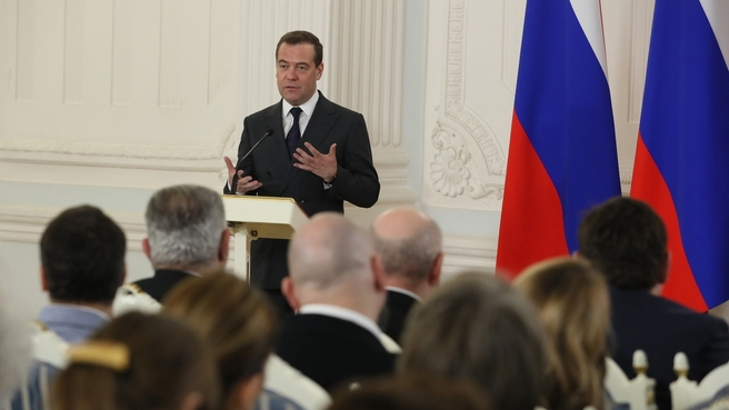 Медведев заявил о необходимости проводить в Донбассе референдумы о вхождении в состав России