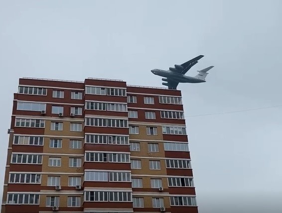 Горожане сняли на видео низко пролетевший над Тулой военно-транспортный самолет