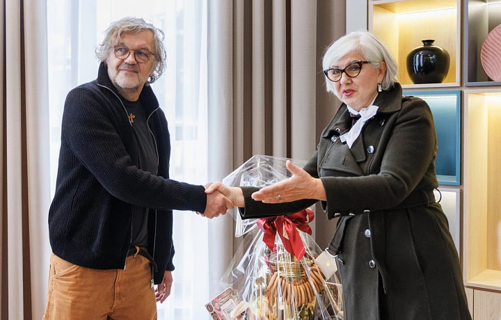 Эмиру Кустурице презентовали тульский самовар