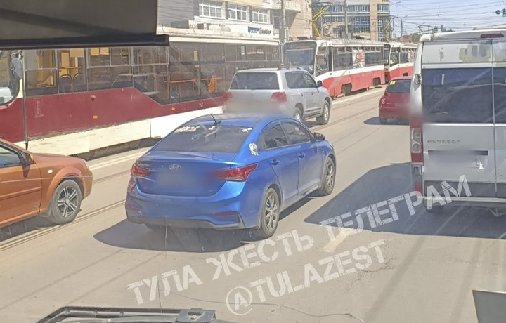 Трамваи встали из-за ДТП в центре Тулы