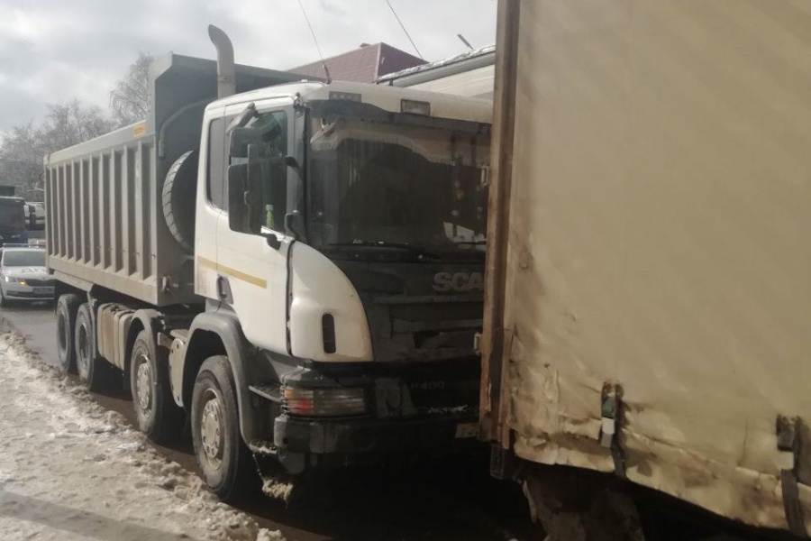 ﻿На улице Рязанской в Туле произошло ДТП с двумя грузовиками