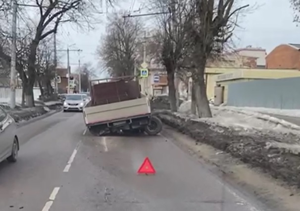 В Туле под тяжестью металла в кузове «сложился» грузовик