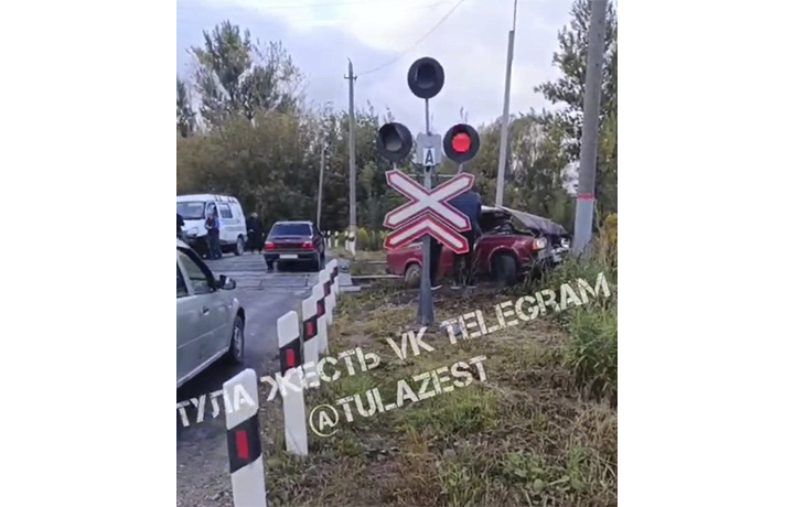 На железнодорожном переезде в Туле столкнулись две машины и поезд