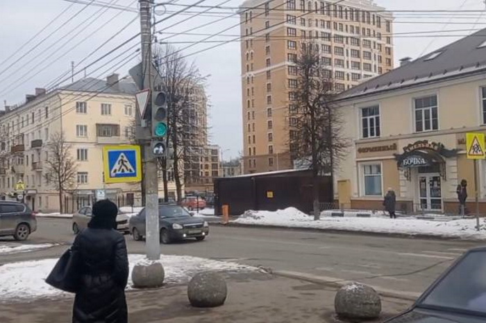 ﻿В Туле на перекрестке улиц Энгельса и Жаворонкова изменился режим работы светофора﻿