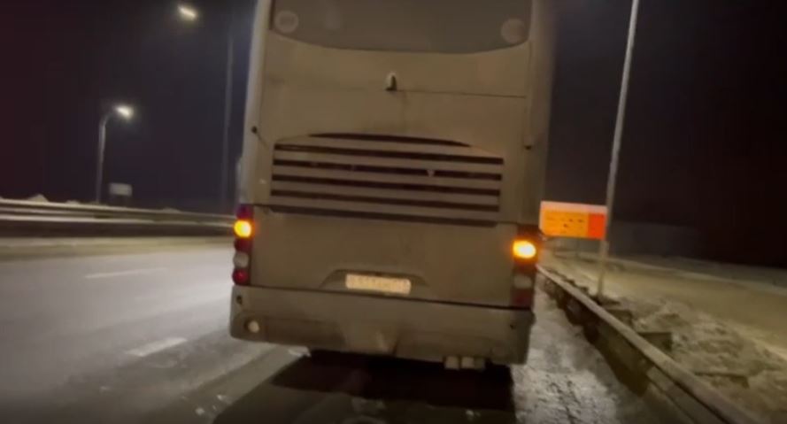 Сотрудники ГАИ помогли пассажирам автобуса, сломавшегося на трассе М-4 "Дон" в Тульской области