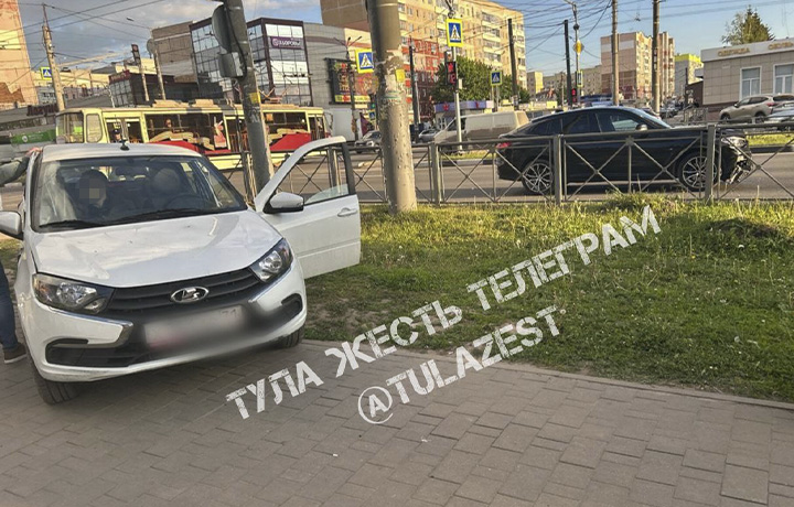 «Лада» вылетела на тротуар в результате ДТП в Туле