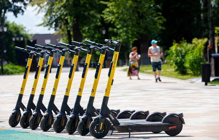 Запрет на разговоры по телефону во время езды на электросамокате поддержали 75% туляков