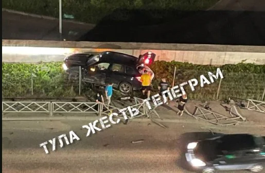 В Туле водитель BMW снесла металлический забор
