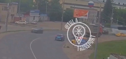 Момент ДТП на Новомосковском шоссе в Туле попал на видео