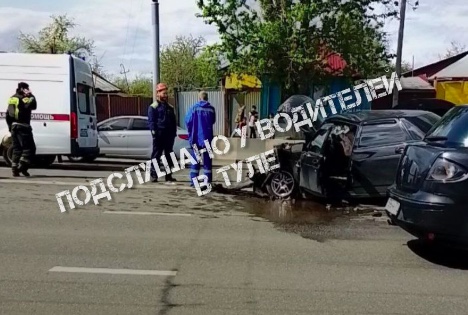 В Туле на Октябрьской улице водитель «Приора» выехал на встречку и столкнулся с иномаркой