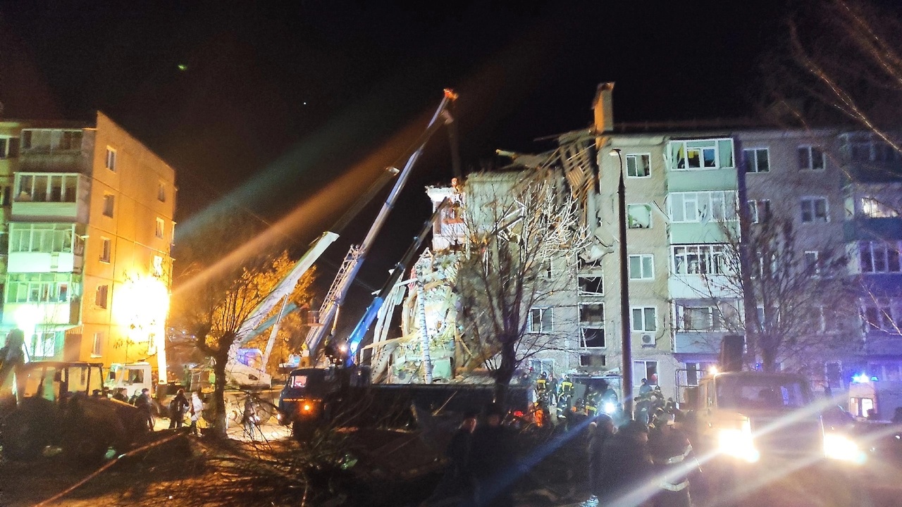К разбору завалов взорвавшегося в Ефремове дома привлекли 80 человек и 16 единиц техники