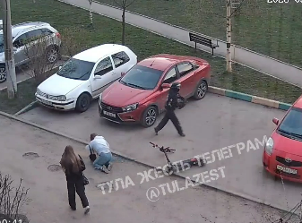 В Туле самокатчик сбил девушку и скрылся