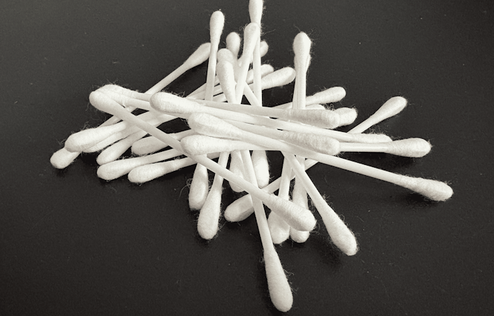 Возможно, вы делаете это неправильно: что говорят врачи о гигиене ушей и ватных палочках