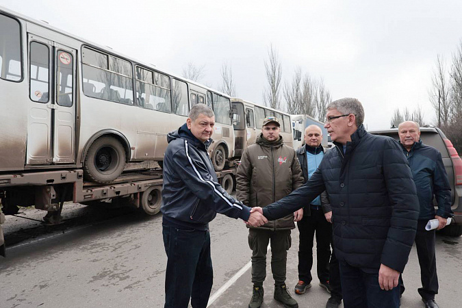 Тульский губернатор привез жителям Горловки автобусы и стройматериалы