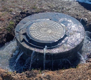 В Кимовске из канализационного колодца бъет фонтан